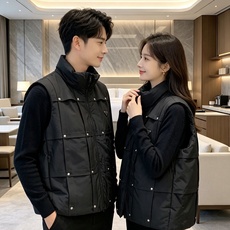 Prada 普拉达 2026秋冬新款立领羽绒马甲男士款 纯黑色高密防风面料,方格分段充绒,金属铆钉装饰分格,造型立体感十 Prada 普拉达 2026秋冬新款立领羽绒马甲男士款 纯黑色高密防风面料,方格分段充绒,金属铆钉装饰分格,造型立体感十