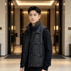 Prada 普拉达 2026秋冬新款立领羽绒马甲男士款 纯黑色高密防风面料,方格分段充绒,金属铆钉装饰分格,造型立体感十 Prada 普拉达 2026秋冬新款立领羽绒马甲男士款 纯黑色高密防风面料,方格分段充绒,金属铆钉装饰分格,造型立体感十