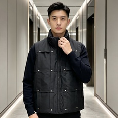 Prada 普拉达 2026秋冬新款立领羽绒马甲男士款 纯黑色高密防风面料,方格分段充绒,金属铆钉装饰分格,造型立体感十 Prada 普拉达 2026秋冬新款立领羽绒马甲男士款 纯黑色高密防风面料,方格分段充绒,金属铆钉装饰分格,造型立体感十