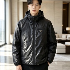 Prada 普拉达 2026秋冬新款|Prada梅西同款轻薄连帽羽绒✨ 95高纯度白鸭绒填充,轻便无臃肿感 三防再生尼龙 Prada 普拉达 2026秋冬新款|Prada梅西同款轻薄连帽羽绒✨ 95高纯度白鸭绒填充,轻便无臃肿感 三防再生尼龙