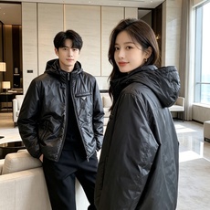 Prada 普拉达 2026秋冬新款|Prada梅西同款轻薄连帽羽绒✨ 95高纯度白鸭绒填充,轻便无臃肿感 三防再生尼龙 Prada 普拉达 2026秋冬新款|Prada梅西同款轻薄连帽羽绒✨ 95高纯度白鸭绒填充,轻便无臃肿感 三防再生尼龙