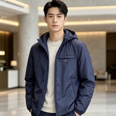 Prada 普拉达 2026秋冬新款|Prada梅西同款轻薄连帽羽绒✨ 95高纯度白鸭绒填充,轻便无臃肿感 三防再生尼龙 Prada 普拉达 2026秋冬新款|Prada梅西同款轻薄连帽羽绒✨ 95高纯度白鸭绒填充,轻便无臃肿感 三防再生尼龙