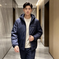 Prada 普拉达 2026秋冬新款|Prada梅西同款轻薄连帽羽绒✨ 95高纯度白鸭绒填充,轻便无臃肿感 三防再生尼龙 Prada 普拉达 2026秋冬新款|Prada梅西同款轻薄连帽羽绒✨ 95高纯度白鸭绒填充,轻便无臃肿感 三防再生尼龙