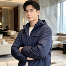 Prada 普拉达 2026秋冬新款|Prada梅西同款轻薄连帽羽绒✨ 95高纯度白鸭绒填充,轻便无臃肿感 三防再生尼龙 Prada 普拉达 2026秋冬新款|Prada梅西同款轻薄连帽羽绒✨ 95高纯度白鸭绒填充,轻便无臃肿感 三防再生尼龙