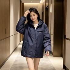 Prada 普拉达 2026秋冬新款|Prada梅西同款轻薄连帽羽绒✨ 95高纯度白鸭绒填充,轻便无臃肿感 三防再生尼龙 Prada 普拉达 2026秋冬新款|Prada梅西同款轻薄连帽羽绒✨ 95高纯度白鸭绒填充,轻便无臃肿感 三防再生尼龙