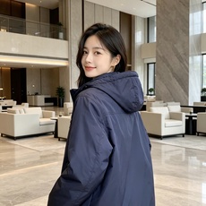 Prada 普拉达 2026秋冬新款|Prada梅西同款轻薄连帽羽绒✨ 95高纯度白鸭绒填充,轻便无臃肿感 三防再生尼龙 Prada 普拉达 2026秋冬新款|Prada梅西同款轻薄连帽羽绒✨ 95高纯度白鸭绒填充,轻便无臃肿感 三防再生尼龙