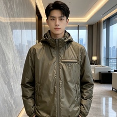 Prada 普拉达 2026秋冬新款|Prada梅西同款轻薄连帽羽绒✨ 95高纯度白鸭绒填充,轻便无臃肿感 三防再生尼龙 Prada 普拉达 2026秋冬新款|Prada梅西同款轻薄连帽羽绒✨ 95高纯度白鸭绒填充,轻便无臃肿感 三防再生尼龙