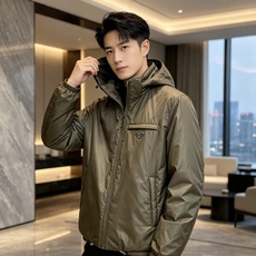 Prada 普拉达 2026秋冬新款|Prada梅西同款轻薄连帽羽绒✨ 95高纯度白鸭绒填充,轻便无臃肿感 三防再生尼龙 Prada 普拉达 2026秋冬新款|Prada梅西同款轻薄连帽羽绒✨ 95高纯度白鸭绒填充,轻便无臃肿感 三防再生尼龙