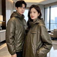 Prada 普拉达 2026秋冬新款|Prada梅西同款轻薄连帽羽绒✨ 95高纯度白鸭绒填充,轻便无臃肿感 三防再生尼龙 Prada 普拉达 2026秋冬新款|Prada梅西同款轻薄连帽羽绒✨ 95高纯度白鸭绒填充,轻便无臃肿感 三防再生尼龙