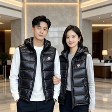 Moncler 蒙口2026秋冬新款连帽羽绒马甲 甄选90新国标白鸭绒,蓬松轻盈保暖 配套原版定制五金拉链,细节还原到位 Moncler 蒙口2026秋冬新款连帽羽绒马甲 甄选90新国标白鸭绒,蓬松轻盈保暖 配套原版定制五金拉链,细节还原到位