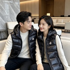 Moncler 蒙口2026秋冬新款连帽羽绒马甲 甄选90新国标白鸭绒,蓬松轻盈保暖 配套原版定制五金拉链,细节还原到位 Moncler 蒙口2026秋冬新款连帽羽绒马甲 甄选90新国标白鸭绒,蓬松轻盈保暖 配套原版定制五金拉链,细节还原到位