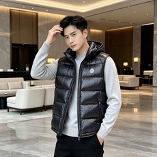 Moncler 蒙口2026秋冬新款连帽羽绒马甲 甄选90新国标白鸭绒,蓬松轻盈保暖 配套原版定制五金拉链,细节还原到位 Moncler 蒙口2026秋冬新款连帽羽绒马甲 甄选90新国标白鸭绒,蓬松轻盈保暖 配套原版定制五金拉链,细节还原到位