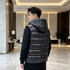 Moncler 蒙口2026秋冬新款连帽羽绒马甲 甄选90新国标白鸭绒,蓬松轻盈保暖 配套原版定制五金拉链,细节还原到位 Moncler 蒙口2026秋冬新款连帽羽绒马甲 甄选90新国标白鸭绒,蓬松轻盈保暖 配套原版定制五金拉链,细节还原到位
