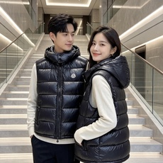 Moncler 蒙口2026秋冬新款连帽羽绒马甲 甄选90新国标白鸭绒,蓬松轻盈保暖 配套原版定制五金拉链,细节还原到位 Moncler 蒙口2026秋冬新款连帽羽绒马甲 甄选90新国标白鸭绒,蓬松轻盈保暖 配套原版定制五金拉链,细节还原到位