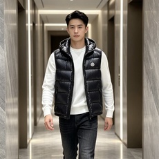 Moncler 蒙口2026秋冬新款连帽羽绒马甲 甄选90新国标白鸭绒,蓬松轻盈保暖 配套原版定制五金拉链,细节还原到位 Moncler 蒙口2026秋冬新款连帽羽绒马甲 甄选90新国标白鸭绒,蓬松轻盈保暖 配套原版定制五金拉链,细节还原到位