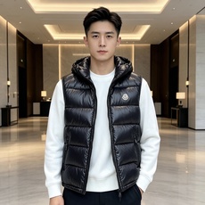 Moncler 蒙口2026秋冬新款连帽羽绒马甲 甄选90新国标白鸭绒,蓬松轻盈保暖 配套原版定制五金拉链,细节还原到位 Moncler 蒙口2026秋冬新款连帽羽绒马甲 甄选90新国标白鸭绒,蓬松轻盈保暖 配套原版定制五金拉链,细节还原到位