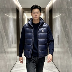Moncler 蒙口2026秋冬新款连帽羽绒马甲 甄选90新国标白鸭绒,蓬松轻盈保暖 配套原版定制五金拉链,细节还原到位 Moncler 蒙口2026秋冬新款连帽羽绒马甲 甄选90新国标白鸭绒,蓬松轻盈保暖 配套原版定制五金拉链,细节还原到位