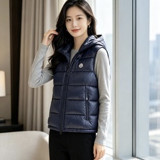 Moncler 蒙口2026秋冬新款连帽羽绒马甲 甄选90新国标白鸭绒,蓬松轻盈保暖 配套原版定制五金拉链,细节还原到位 Moncler 蒙口2026秋冬新款连帽羽绒马甲 甄选90新国标白鸭绒,蓬松轻盈保暖 配套原版定制五金拉链,细节还原到位