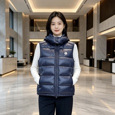 Moncler 蒙口2026秋冬新款连帽羽绒马甲 甄选90新国标白鸭绒,蓬松轻盈保暖 配套原版定制五金拉链,细节还原到位 Moncler 蒙口2026秋冬新款连帽羽绒马甲 甄选90新国标白鸭绒,蓬松轻盈保暖 配套原版定制五金拉链,细节还原到位