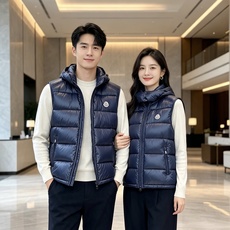 Moncler 蒙口2026秋冬新款连帽羽绒马甲 甄选90新国标白鸭绒,蓬松轻盈保暖 配套原版定制五金拉链,细节还原到位 Moncler 蒙口2026秋冬新款连帽羽绒马甲 甄选90新国标白鸭绒,蓬松轻盈保暖 配套原版定制五金拉链,细节还原到位