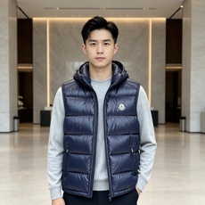 Moncler 蒙口2026秋冬新款连帽羽绒马甲 甄选90新国标白鸭绒,蓬松轻盈保暖 配套原版定制五金拉链,细节还原到位 Moncler 蒙口2026秋冬新款连帽羽绒马甲 甄选90新国标白鸭绒,蓬松轻盈保暖 配套原版定制五金拉链,细节还原到位