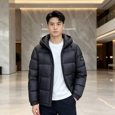 FENDI|芬迪 2026秋冬黑色短款羽绒服 高含量95白鸭绒填充,蓬松保暖不压身 横条方格充绒工艺,均匀锁绒不易结块 FENDI|芬迪 2026秋冬黑色短款羽绒服 高含量95白鸭绒填充,蓬松保暖不压身 横条方格充绒工艺,均匀锁绒不易结块