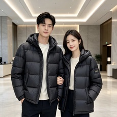FENDI|芬迪 2026秋冬黑色短款羽绒服 高含量95白鸭绒填充,蓬松保暖不压身 横条方格充绒工艺,均匀锁绒不易结块 FENDI|芬迪 2026秋冬黑色短款羽绒服 高含量95白鸭绒填充,蓬松保暖不压身 横条方格充绒工艺,均匀锁绒不易结块