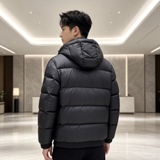 FENDI|芬迪 2026秋冬黑色短款羽绒服 高含量95白鸭绒填充,蓬松保暖不压身 横条方格充绒工艺,均匀锁绒不易结块 FENDI|芬迪 2026秋冬黑色短款羽绒服 高含量95白鸭绒填充,蓬松保暖不压身 横条方格充绒工艺,均匀锁绒不易结块