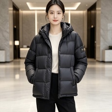 FENDI|芬迪 2026秋冬黑色短款羽绒服 高含量95白鸭绒填充,蓬松保暖不压身 横条方格充绒工艺,均匀锁绒不易结块 FENDI|芬迪 2026秋冬黑色短款羽绒服 高含量95白鸭绒填充,蓬松保暖不压身 横条方格充绒工艺,均匀锁绒不易结块