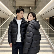 FENDI|芬迪 2026秋冬黑色短款羽绒服 高含量95白鸭绒填充,蓬松保暖不压身 横条方格充绒工艺,均匀锁绒不易结块 FENDI|芬迪 2026秋冬黑色短款羽绒服 高含量95白鸭绒填充,蓬松保暖不压身 横条方格充绒工艺,均匀锁绒不易结块