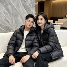 FENDI|芬迪 2026秋冬黑色短款羽绒服 高含量95白鸭绒填充,蓬松保暖不压身 横条方格充绒工艺,均匀锁绒不易结块 FENDI|芬迪 2026秋冬黑色短款羽绒服 高含量95白鸭绒填充,蓬松保暖不压身 横条方格充绒工艺,均匀锁绒不易结块