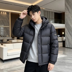 FENDI|芬迪 2026秋冬黑色短款羽绒服 高含量95白鸭绒填充,蓬松保暖不压身 横条方格充绒工艺,均匀锁绒不易结块 FENDI|芬迪 2026秋冬黑色短款羽绒服 高含量95白鸭绒填充,蓬松保暖不压身 横条方格充绒工艺,均匀锁绒不易结块