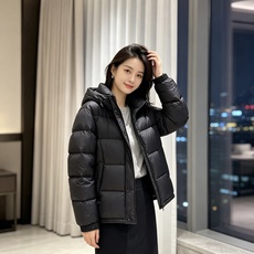 FENDI|芬迪 2026秋冬黑色短款羽绒服 高含量95白鸭绒填充,蓬松保暖不压身 横条方格充绒工艺,均匀锁绒不易结块 FENDI|芬迪 2026秋冬黑色短款羽绒服 高含量95白鸭绒填充,蓬松保暖不压身 横条方格充绒工艺,均匀锁绒不易结块