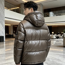 FENDI|芬迪 2026秋冬短款羽绒上新 甄选95白鸭绒,蓬松度优秀,锁温防寒 经典方格充绒,防止羽绒移位 亮面质感面 FENDI|芬迪 2026秋冬短款羽绒上新 甄选95白鸭绒,蓬松度优秀,锁温防寒 经典方格充绒,防止羽绒移位 亮面质感面