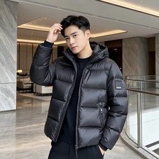 Burberry 巴宝莉 2026秋冬连帽短款羽绒服 甄选90新国标白鸭绒,蓬松度优秀,御寒轻盈 横格充绒工艺,均匀锁绒 Burberry 巴宝莉 2026秋冬连帽短款羽绒服 甄选90新国标白鸭绒,蓬松度优秀,御寒轻盈 横格充绒工艺,均匀锁绒