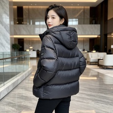 Burberry 巴宝莉 2026秋冬连帽短款羽绒服 甄选90新国标白鸭绒,蓬松度优秀,御寒轻盈 横格充绒工艺,均匀锁绒 Burberry 巴宝莉 2026秋冬连帽短款羽绒服 甄选90新国标白鸭绒,蓬松度优秀,御寒轻盈 横格充绒工艺,均匀锁绒