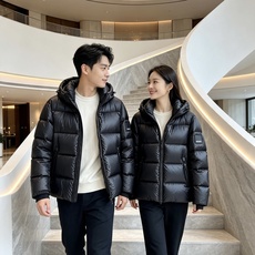 Burberry 巴宝莉 2026秋冬连帽短款羽绒服 甄选90新国标白鸭绒,蓬松度优秀,御寒轻盈 横格充绒工艺,均匀锁绒 Burberry 巴宝莉 2026秋冬连帽短款羽绒服 甄选90新国标白鸭绒,蓬松度优秀,御寒轻盈 横格充绒工艺,均匀锁绒