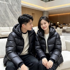 Burberry 巴宝莉 2026秋冬连帽短款羽绒服 甄选90新国标白鸭绒,蓬松度优秀,御寒轻盈 横格充绒工艺,均匀锁绒 Burberry 巴宝莉 2026秋冬连帽短款羽绒服 甄选90新国标白鸭绒,蓬松度优秀,御寒轻盈 横格充绒工艺,均匀锁绒