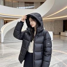 Burberry 巴宝莉 2026秋冬连帽短款羽绒服 甄选90新国标白鸭绒,蓬松度优秀,御寒轻盈 横格充绒工艺,均匀锁绒 Burberry 巴宝莉 2026秋冬连帽短款羽绒服 甄选90新国标白鸭绒,蓬松度优秀,御寒轻盈 横格充绒工艺,均匀锁绒