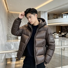 Burberry 巴宝莉 2026秋冬连帽短款羽绒服 甄选90新国标白鸭绒,蓬松度优秀,御寒轻盈 横格充绒工艺,均匀锁绒 Burberry 巴宝莉 2026秋冬连帽短款羽绒服 甄选90新国标白鸭绒,蓬松度优秀,御寒轻盈 横格充绒工艺,均匀锁绒