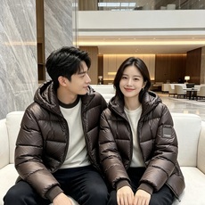 Burberry 巴宝莉 2026秋冬连帽短款羽绒服 甄选90新国标白鸭绒,蓬松度优秀,御寒轻盈 横格充绒工艺,均匀锁绒 Burberry 巴宝莉 2026秋冬连帽短款羽绒服 甄选90新国标白鸭绒,蓬松度优秀,御寒轻盈 横格充绒工艺,均匀锁绒