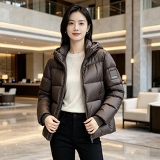 Burberry 巴宝莉 2026秋冬连帽短款羽绒服 甄选90新国标白鸭绒,蓬松度优秀,御寒轻盈 横格充绒工艺,均匀锁绒 Burberry 巴宝莉 2026秋冬连帽短款羽绒服 甄选90新国标白鸭绒,蓬松度优秀,御寒轻盈 横格充绒工艺,均匀锁绒