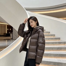 Burberry 巴宝莉 2026秋冬连帽短款羽绒服 甄选90新国标白鸭绒,蓬松度优秀,御寒轻盈 横格充绒工艺,均匀锁绒 Burberry 巴宝莉 2026秋冬连帽短款羽绒服 甄选90新国标白鸭绒,蓬松度优秀,御寒轻盈 横格充绒工艺,均匀锁绒