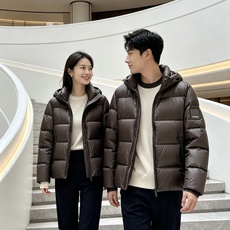 Burberry 巴宝莉 2026秋冬连帽短款羽绒服 甄选90新国标白鸭绒,蓬松度优秀,御寒轻盈 横格充绒工艺,均匀锁绒 Burberry 巴宝莉 2026秋冬连帽短款羽绒服 甄选90新国标白鸭绒,蓬松度优秀,御寒轻盈 横格充绒工艺,均匀锁绒