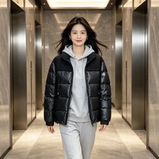 Moncler 蒙口 2026秋冬立领拼接羽绒服 甄选90新国标白鸭绒,充绒饱满,御寒不臃肿 哑光面料搭配亮面羽绒料撞色 Moncler 蒙口 2026秋冬立领拼接羽绒服 甄选90新国标白鸭绒,充绒饱满,御寒不臃肿 哑光面料搭配亮面羽绒料撞色