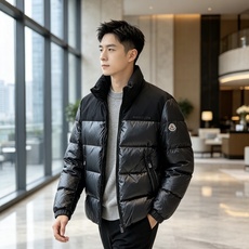 Moncler 蒙口 2026秋冬立领拼接羽绒服 甄选90新国标白鸭绒,充绒饱满,御寒不臃肿 哑光面料搭配亮面羽绒料撞色 Moncler 蒙口 2026秋冬立领拼接羽绒服 甄选90新国标白鸭绒,充绒饱满,御寒不臃肿 哑光面料搭配亮面羽绒料撞色