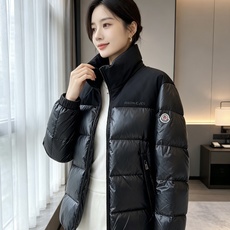 Moncler 蒙口 2026秋冬立领拼接羽绒服 甄选90新国标白鸭绒,充绒饱满,御寒不臃肿 哑光面料搭配亮面羽绒料撞色 Moncler 蒙口 2026秋冬立领拼接羽绒服 甄选90新国标白鸭绒,充绒饱满,御寒不臃肿 哑光面料搭配亮面羽绒料撞色