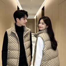 Gucci|古驰 2026秋冬新款立领羽绒马甲 甄选90新国标白鸭绒,蓬松防寒不臃肿 经典GG老花满印花面料,辨识度拉满 Gucci|古驰 2026秋冬新款立领羽绒马甲 甄选90新国标白鸭绒,蓬松防寒不臃肿 经典GG老花满印花面料,辨识度拉满