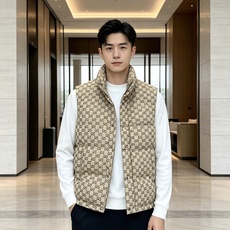 Gucci|古驰 2026秋冬新款立领羽绒马甲 甄选90新国标白鸭绒,蓬松防寒不臃肿 经典GG老花满印花面料,辨识度拉满 Gucci|古驰 2026秋冬新款立领羽绒马甲 甄选90新国标白鸭绒,蓬松防寒不臃肿 经典GG老花满印花面料,辨识度拉满