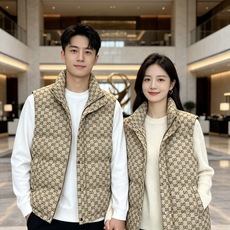 Gucci|古驰 2026秋冬新款立领羽绒马甲 甄选90新国标白鸭绒,蓬松防寒不臃肿 经典GG老花满印花面料,辨识度拉满 Gucci|古驰 2026秋冬新款立领羽绒马甲 甄选90新国标白鸭绒,蓬松防寒不臃肿 经典GG老花满印花面料,辨识度拉满